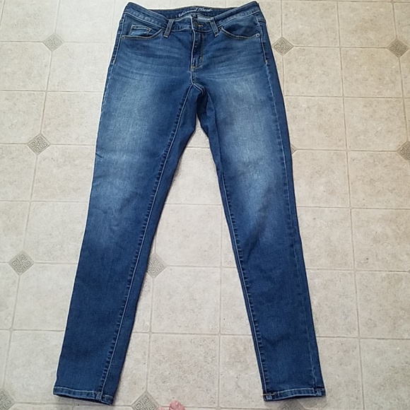 Universal Thread Medium Wash Jeans - Picture 2 of 4